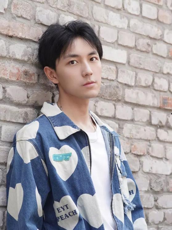 吃瓜网红高清头像男,揭秘吃瓜网红高清头像男生背后的故事  第3张